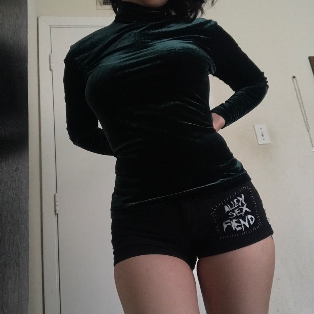 beautiful forest green velvet long sleeve shirt 💚